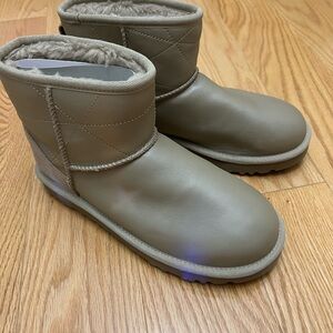 Women's pearlized Ugg size 8